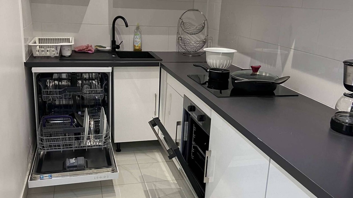 Saint-Brice-sous-Foret Apartment | L'appartement dispose d'un lit, d'un canapé-lit et d'une cuisine avec un réfrigérateur