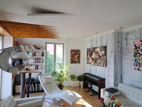 Ep 21 - Saint-Paul House | L'appARTement - chambre avec salle de bains et wc dans une galerie d'art