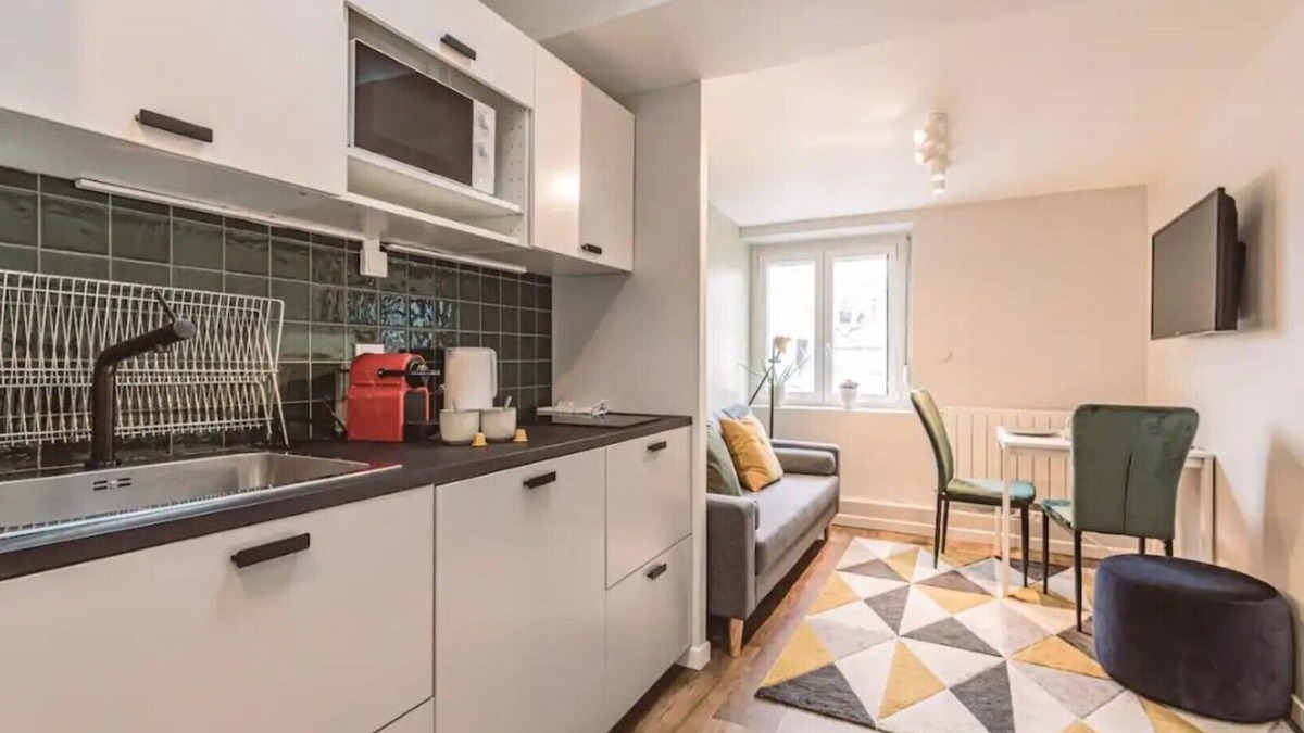 Courlancy Apartment | L'arc en ciel, facing the Cathedral 3D