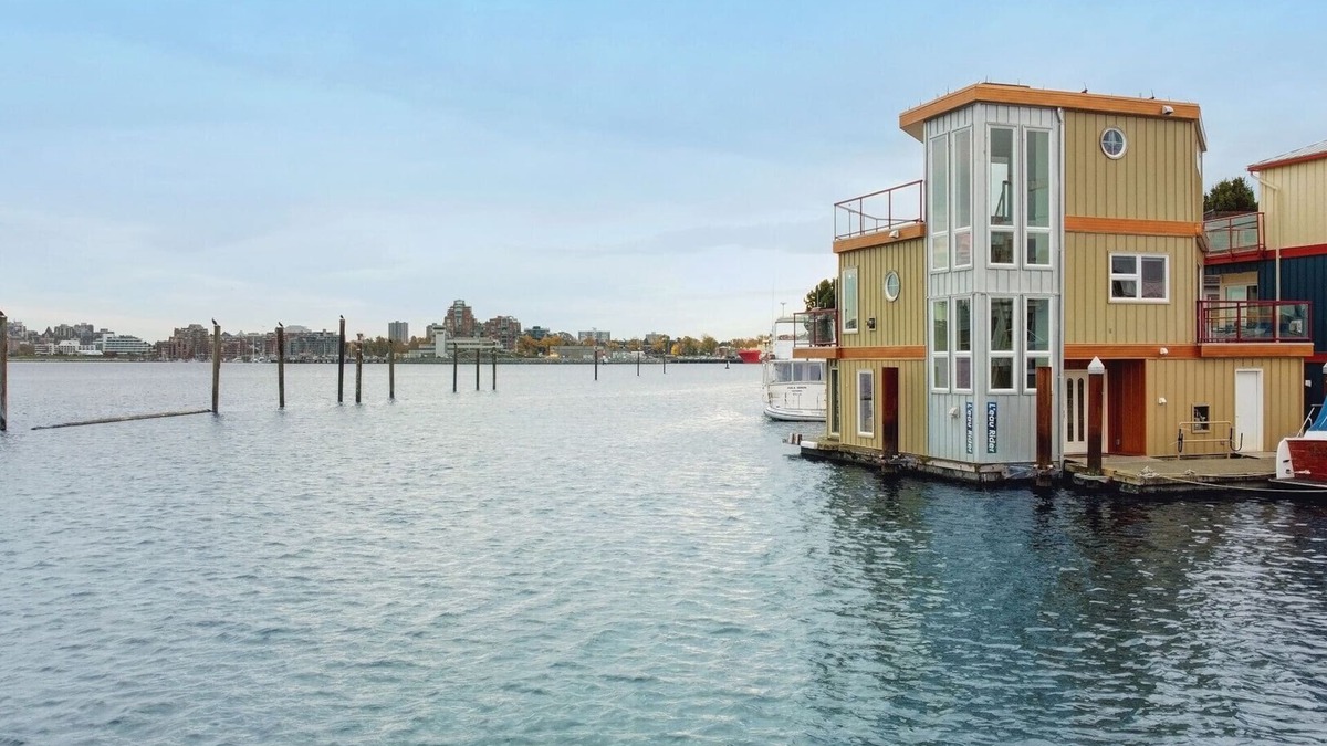 Victoria Boat Rental | L'eau Rider. A unique float home experience.