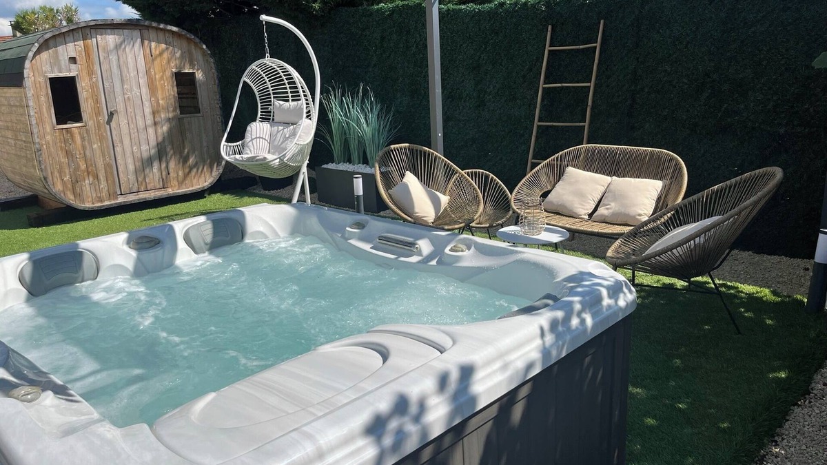 Saint-Symphorien-de-Lay House | L'Écrin de Détente - A 100% private haven of peace with jacuzzi, sauna and swimming pool