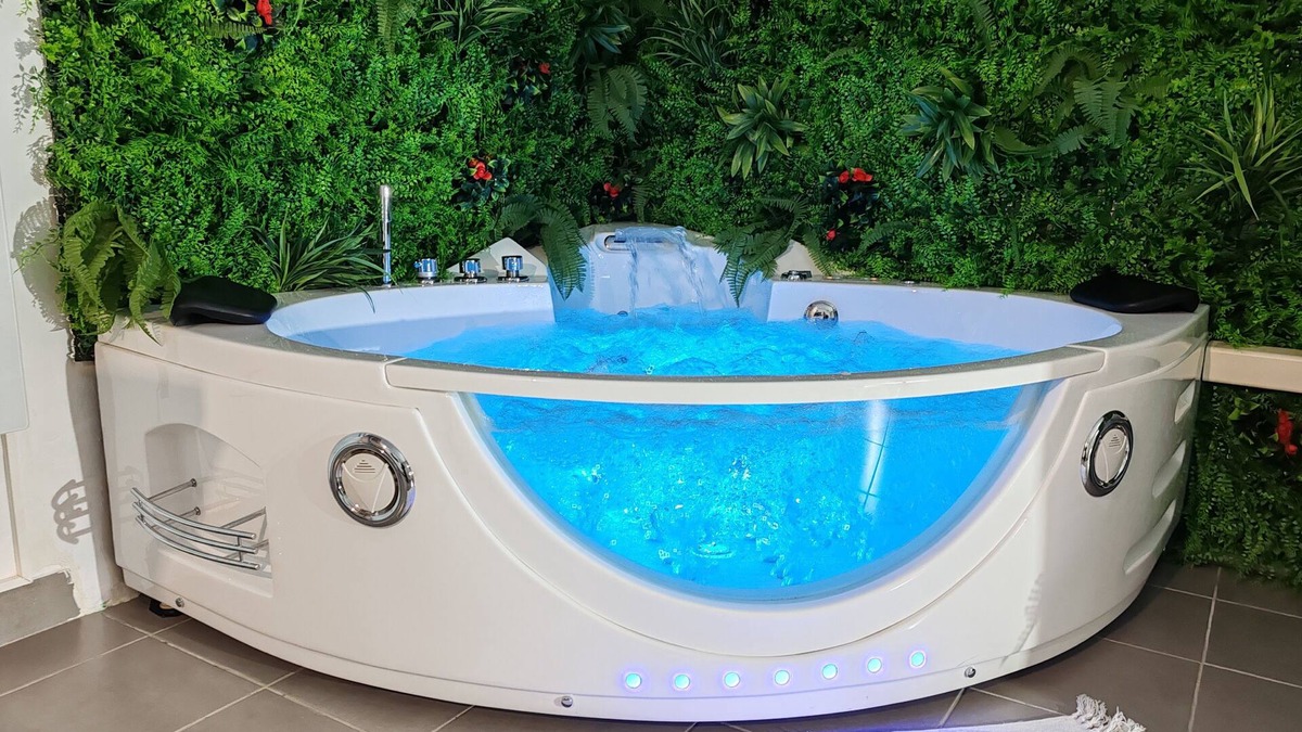 Rives de Meurthe House | l'Eden, atypical house, relaxation area with Jacuzzi bathtub