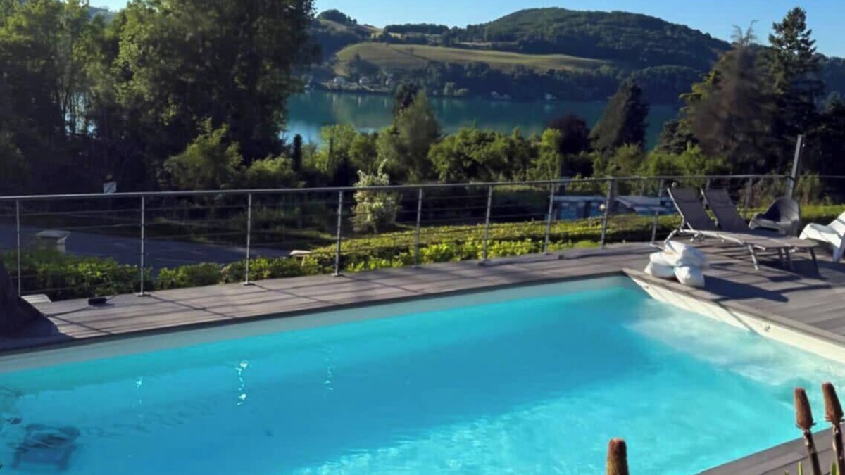 Bilieu House | L'EMERAUDE suite lake view/swimming pool/beach 10 min walk away