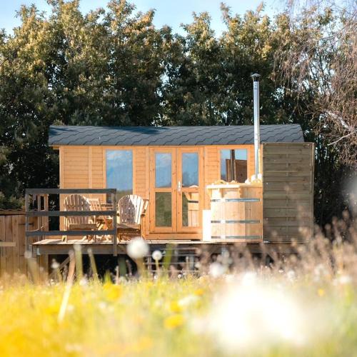 Garderes Bed & Breakfast | L'enclave Insolite - Cabanes avec Piscine et Bains Nordiques