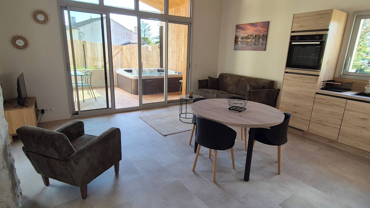 Mortagne-sur-Gironde House | L'Etel - House with outdoor spa and electric bikes