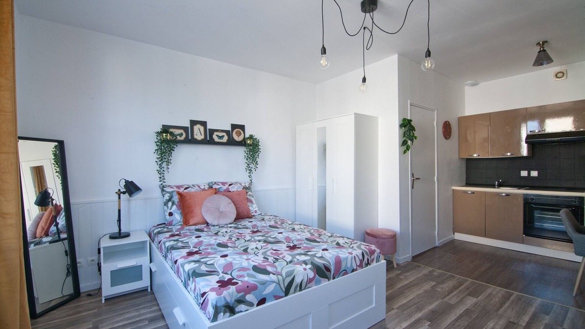 Saint-Andre-les-Vergers Apartment | L'Etudiant - charmant studio