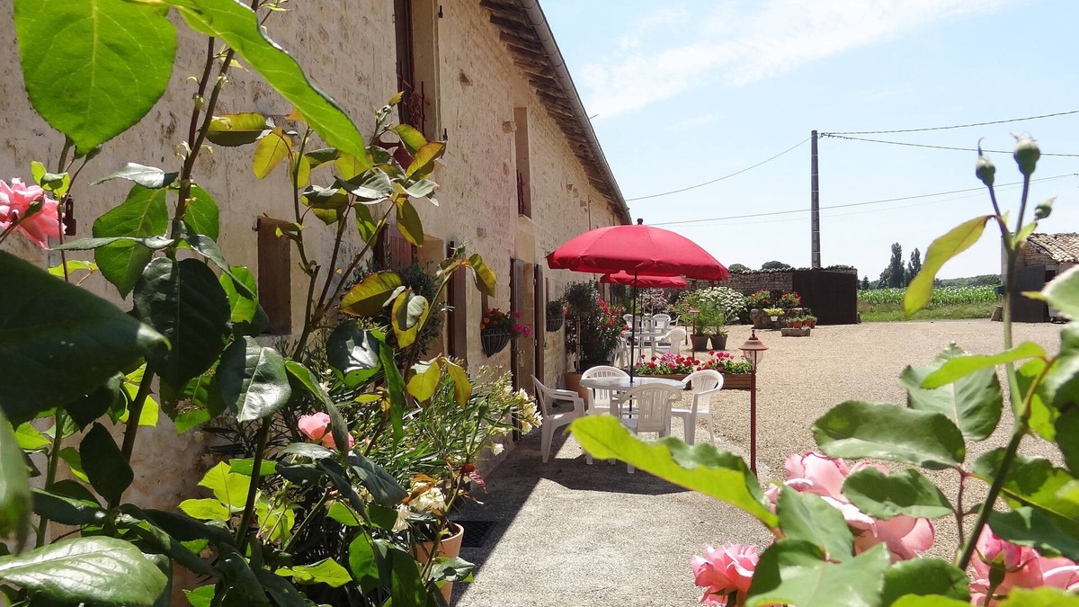 Sauze-Vaussais Cottage | L'Hirondelle: a pretty gite with pool and lovely gardens