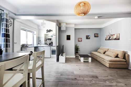 Griffon - Royale Apartment | L'hyper centre terreaux 45m2 équipé CLIM