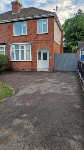 Bilston Apartment | L & J ESCAPES-4 BEDROOMs SUITABLE FOR CONTRACTORS AND FAMILIES- LARGE PRIVATE PARKING-10 MINUTES TO M6 JUNCTION 9