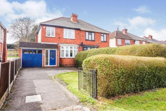 Bilston Apartment | L & J ESCAPES- 4 BEDROOMs SUITABLE FOR CONTRACTORS AND FAMILIES- LARGE PRIVATE PARKING-10 MINUTES TO M6 JUNCTION 9