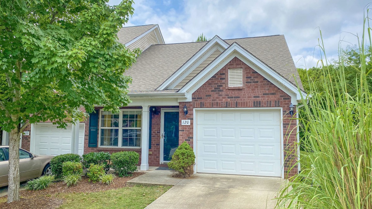 Nashville Condo | L👀K! 2 BR/2.5 bath Condo Near Lake & Airport