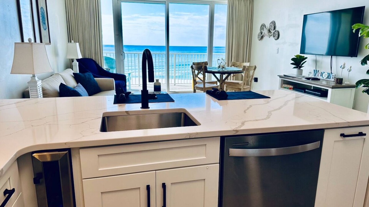 Panama City Beach Condo | 🏖L👀K~Beautifully Renovated🤩Beachfront FreeWiFi~Luxury Edition~1 King 🛏️+Bunks 5 ⭐️