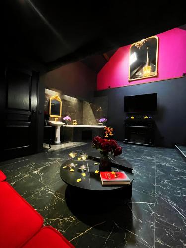 Flagy House | L'Orchidarium, maison élégante et romantique à Flagy - Loveroom en duplex