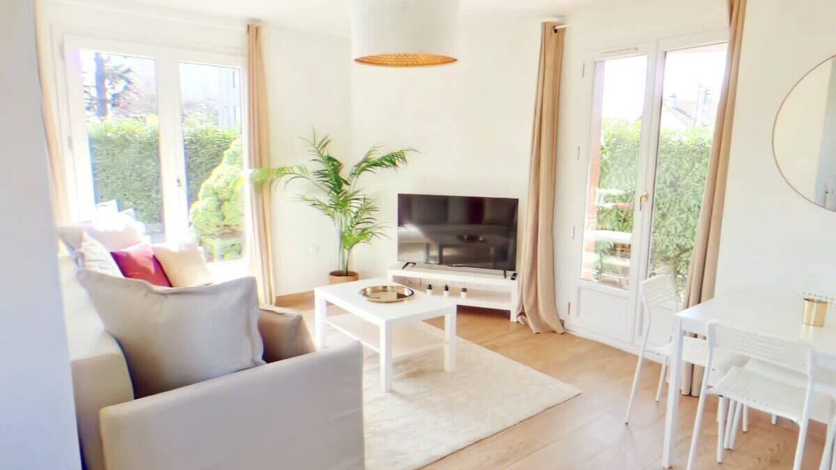 Livry-Gargan Apartment | L05 - Aéroport, Paris, Disney, Parc des Expositions by Villa Dengous