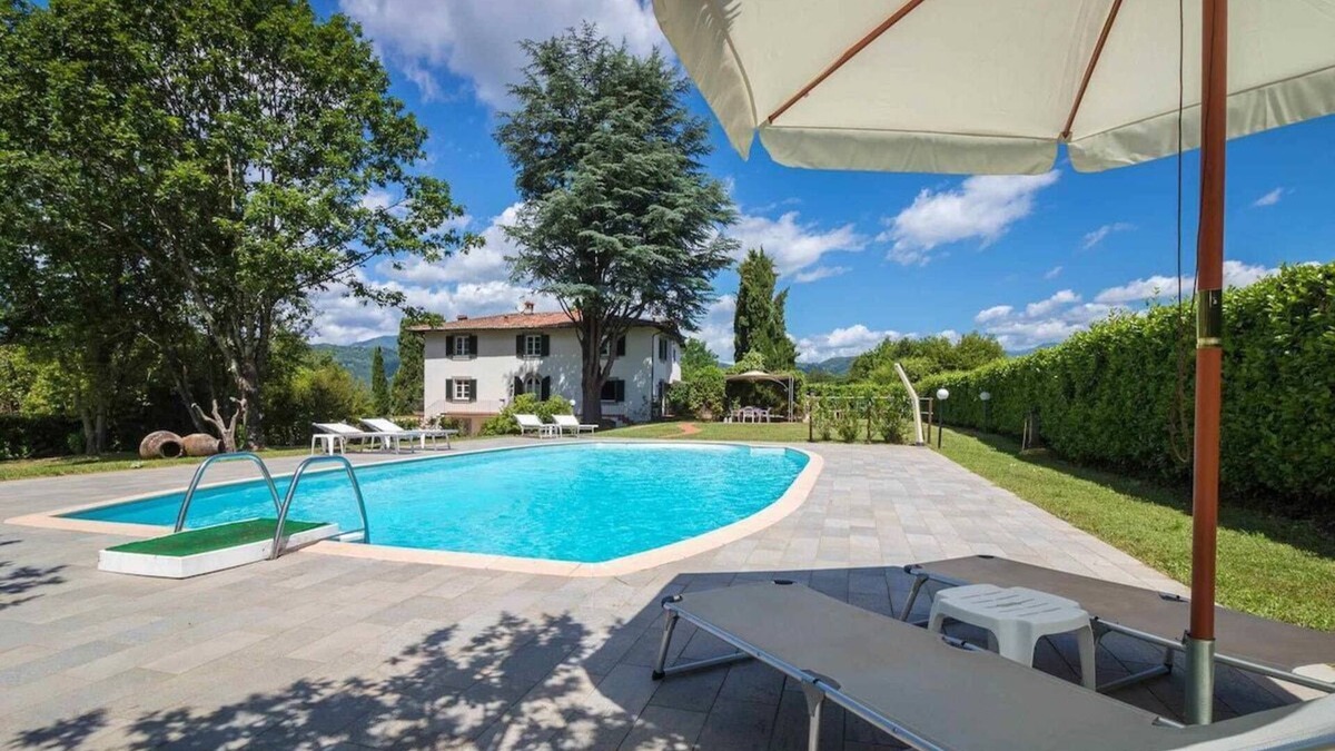 Mologno Villa | La Barghigiana, villa with private pool, large fenced garden, WiFi