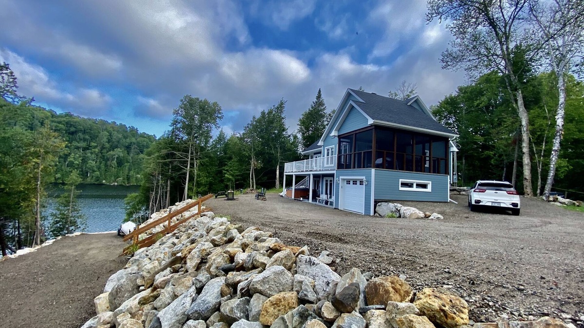 Ferme-Neuve Ski Chalet | La Belle Bleue sur le Lac, 4 bedrooms, 2 bathrooms, Spa, indoor and outdoor fireplaces