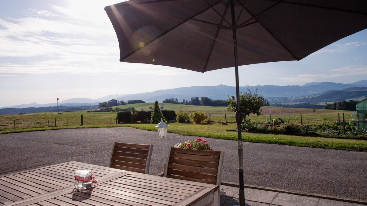 Cottens House | La Belle Ferme Dans la Prairie Face aux Alpes Suisses