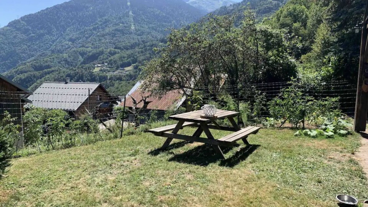 Saint-Paul-sur-Isere Ski Chalet | "La belle savoyarde". Comfortable gite with mountain views. Ideal for recharging your batteries.