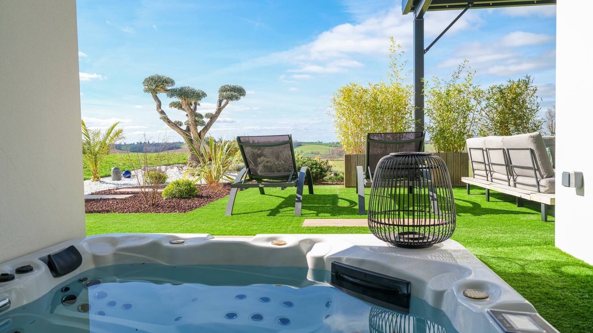 Leojac Villa | La Bellevue with SPA - Aircon