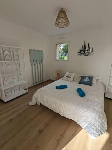 Perros-Guirec House | La Bernique blanche de Perros vue mer 4 personnes