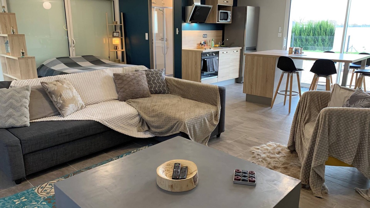 Vignoux-sur-Barangeon Apartment | La Birette. Studio house in the countryside. Motorway at 5 km.