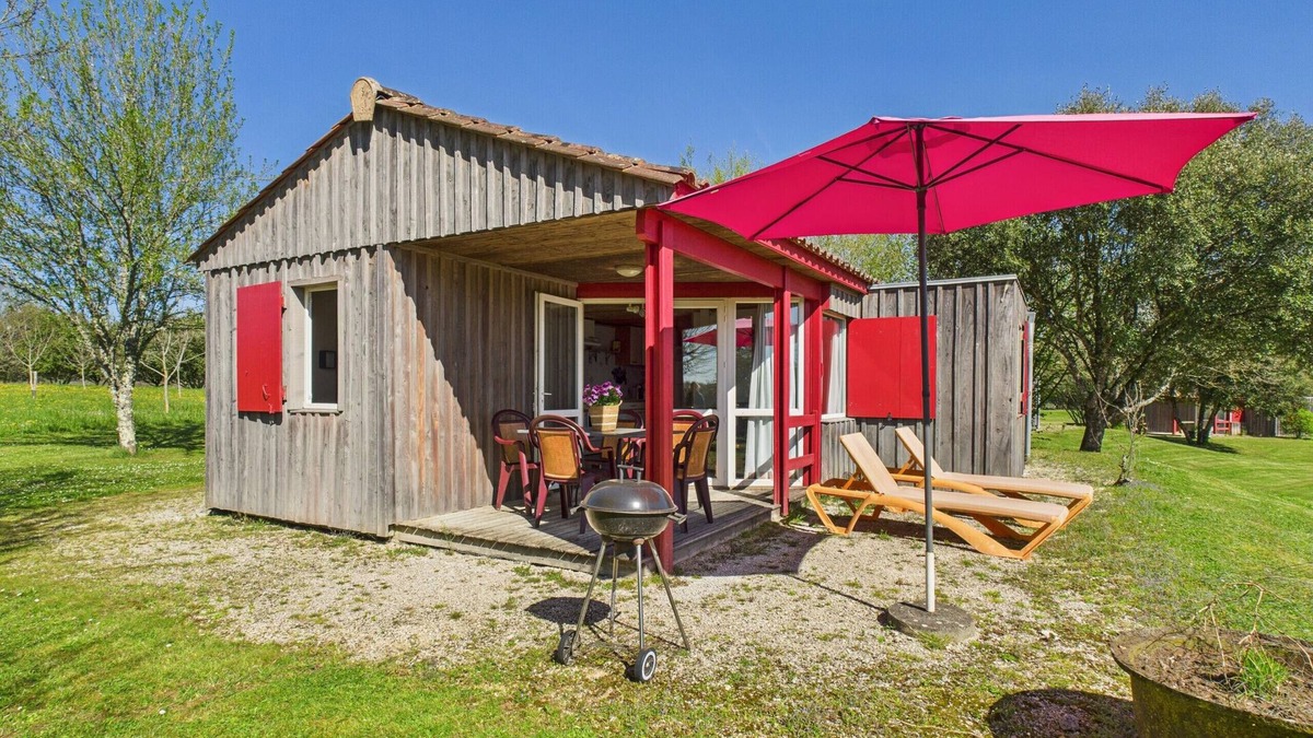 Salignac-Eyvignes Ski Chalet | La Brousse No. 1 - pool - sleeps 5 with garden