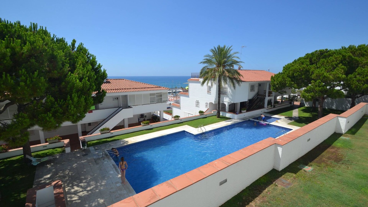 Sitges Apartment | La Bufera - Sleeps 6, three bedrooms , 2 bathrooms , balcony, comunal Pool.