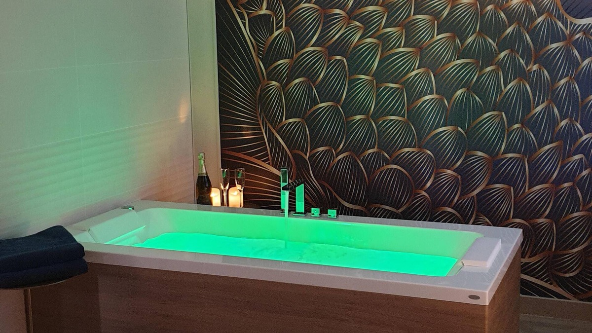 Francueil House | La Bulle d'Or-House-Deluxe-Whirlpool bath-Garden view