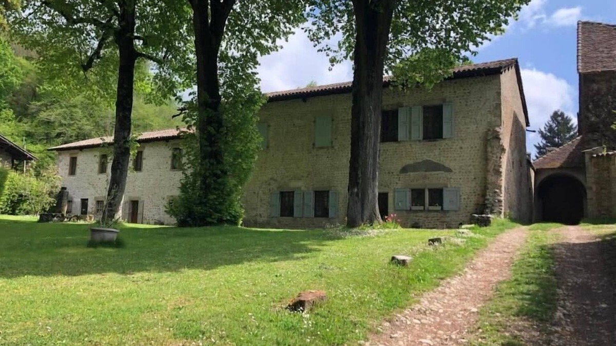 Villages du Lac de Paladru House | LA CHARTREUSE DE LA SYLVE BÉNITE, family home