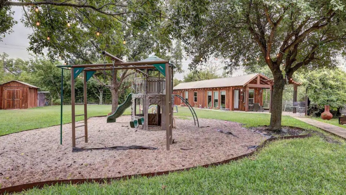 Hutto Cabin | La Cabaña - Kid friendly home by Kalahari Resort.