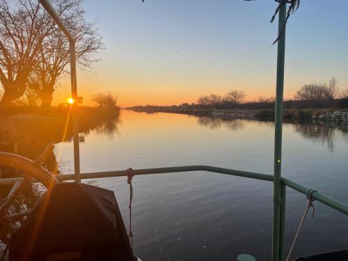 Beauvoisin Boat Rental | La cabane a fleur d eau au cœur de la Camargue