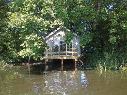 Laid Trou House | La cabane sur l'eau