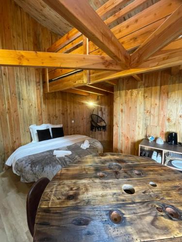 Les Landes-Genusson House | La Cabane Tonneau - Les Pieds dans le Pré