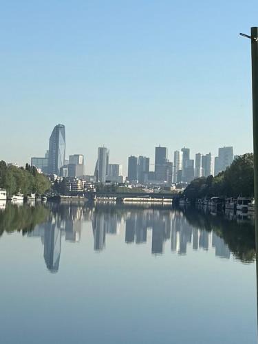 Saint-Cloud Boat Rental | La cabine du capitaine