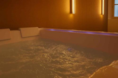 Cahors Old Town Villa | La Cadurcienne "Love room" jacuzzi & pièce secrète Cahors centre historique