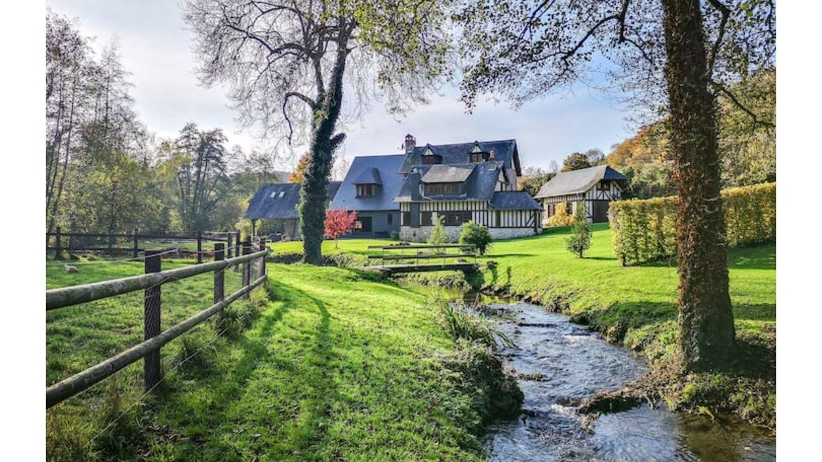 Triqueville House | La Campagne Normande Chic Avec Rivière et Tennis