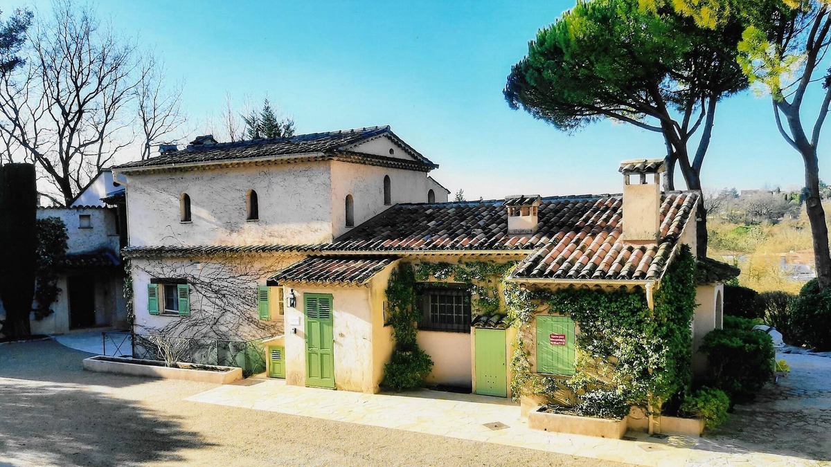 Chateauneuf-Grasse Villa | La Campanette, surrounded by nature with its magnificent 4 x 15 m swimming pool.