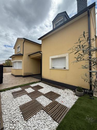 El Barraco House | La casa amarilla