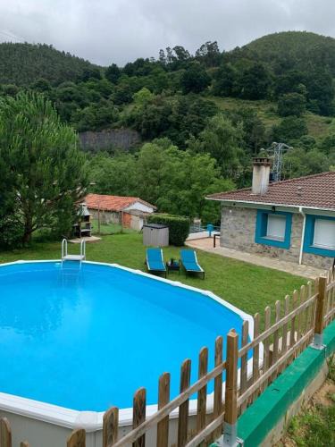 Ramales de la Victoria House | LA CASA AZUL, un oasis de calma, vistas impresionantes con PISCINA, SALTADOR, BARBACOA y acceso al río Asón