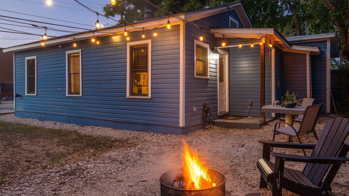 Eastside Promise Neighborhood House | La Casa Azúl ~ 5 minutes from The Pearl!