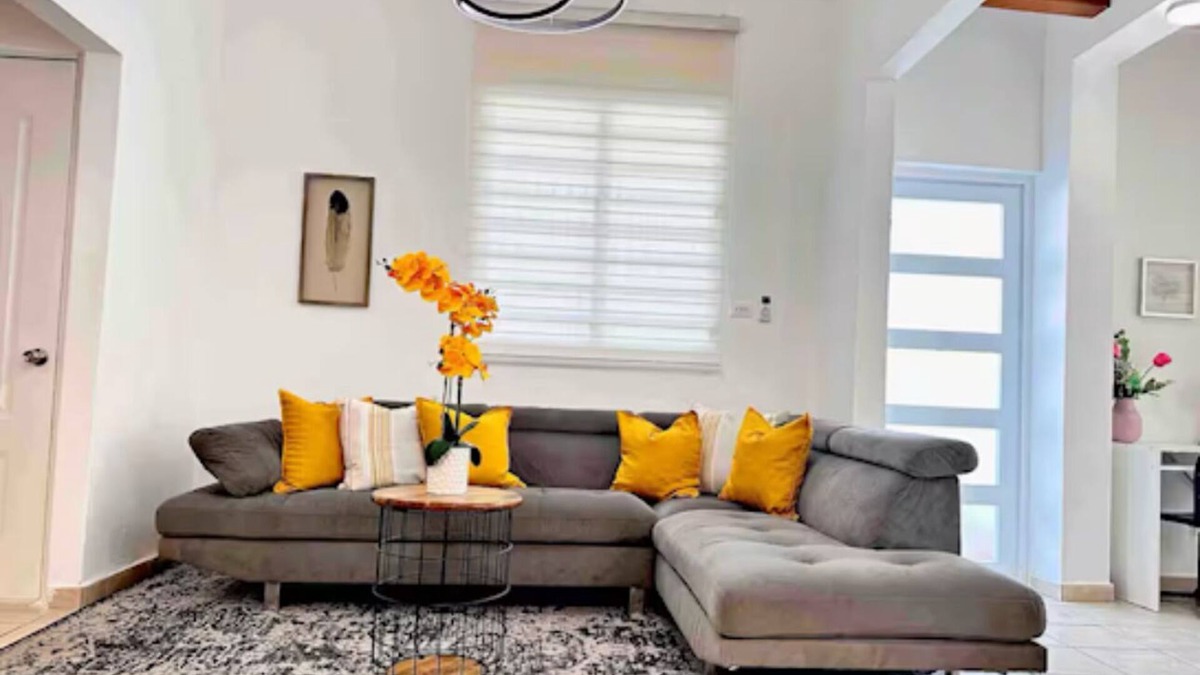 Eleanor Roosevelt House | La Casa de Ada Near Airport & Beaches Charming 3-bedroom house with AC andWiFi