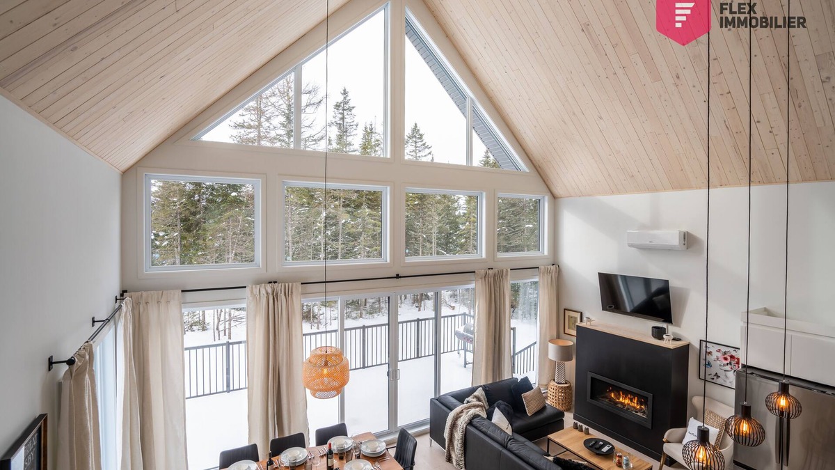 Shannon Ski Chalet | La Casa de Campo | Luxury, Comfort & Private hot tub near Quebec
