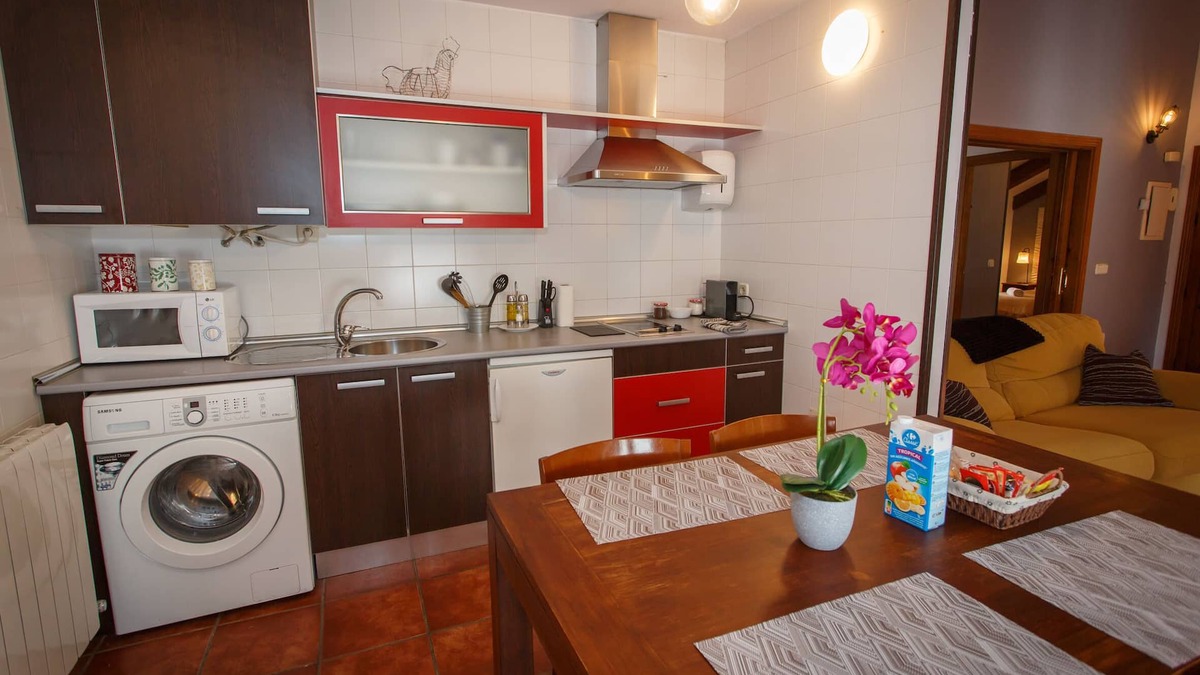 Madarcos House | La Casa de la Maestra 2 is a charming house, typical of a town, with a warm and welcoming decoration.