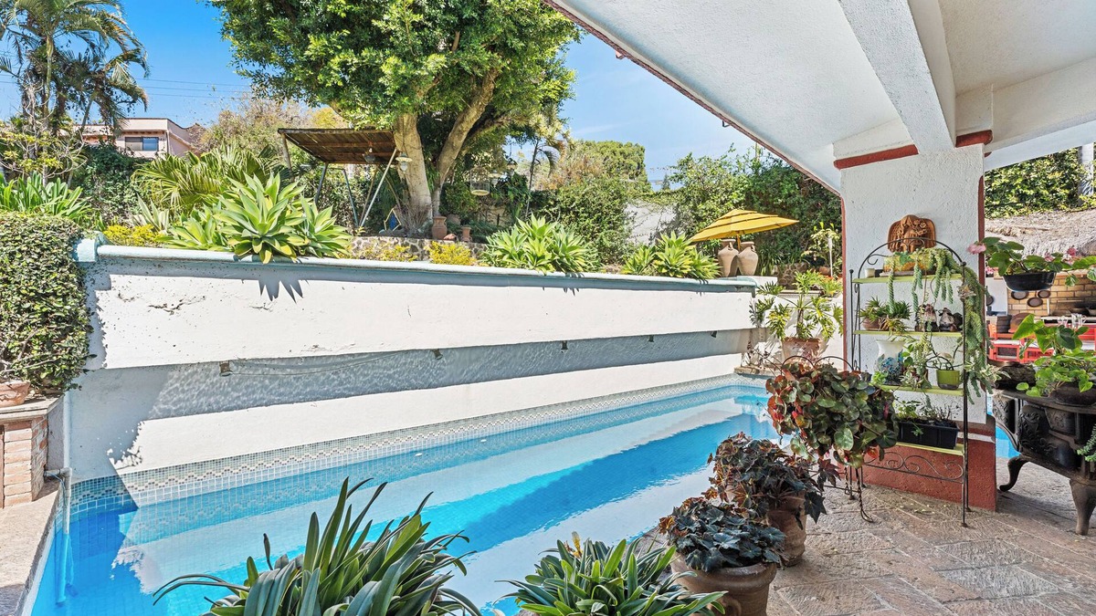 Cuernavaca House | La Casa del Arte with pool and Jacuzzi, palapa with barbecue and garden.