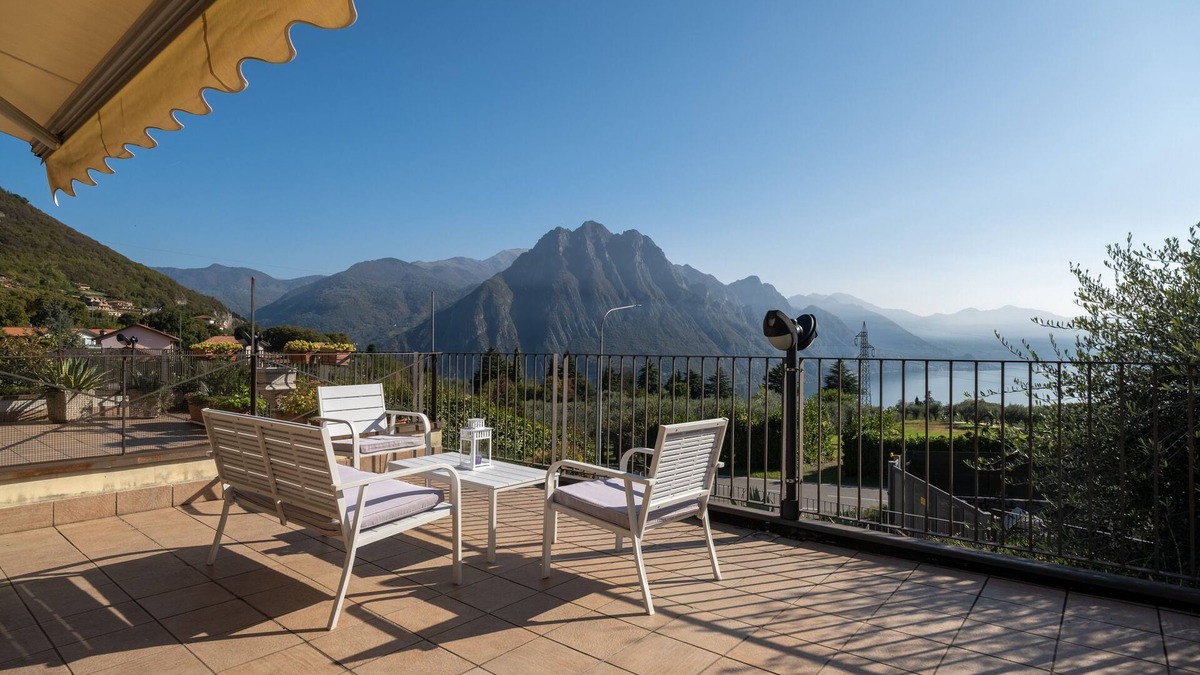 Solto Collina Apartment | La casa di Sarah - Two Bedroom Apartment, Sleeps 5
