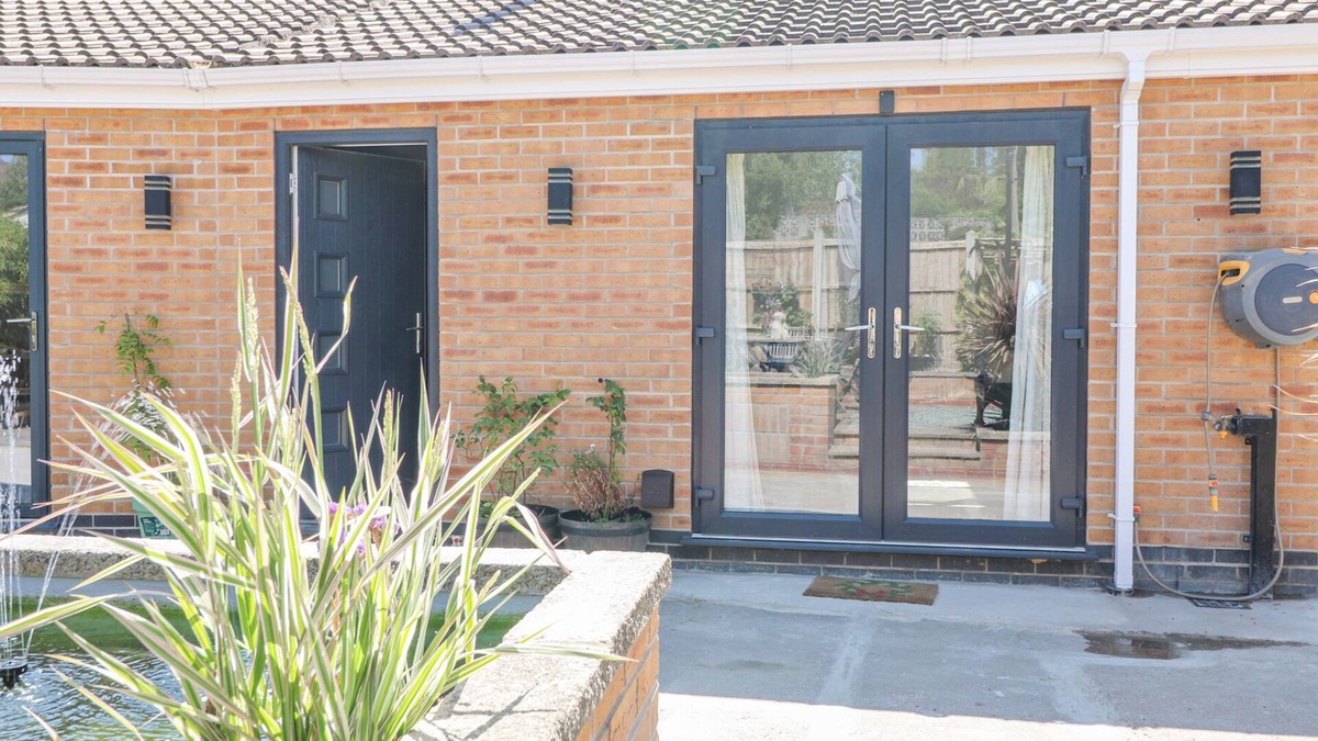 Arnold Cottage | LA CASA LIPA, with a garden in Nottingham