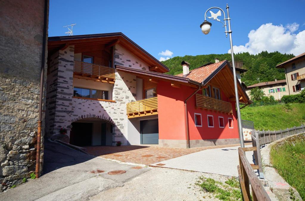 Roncone Apartment | La Casa Rossa