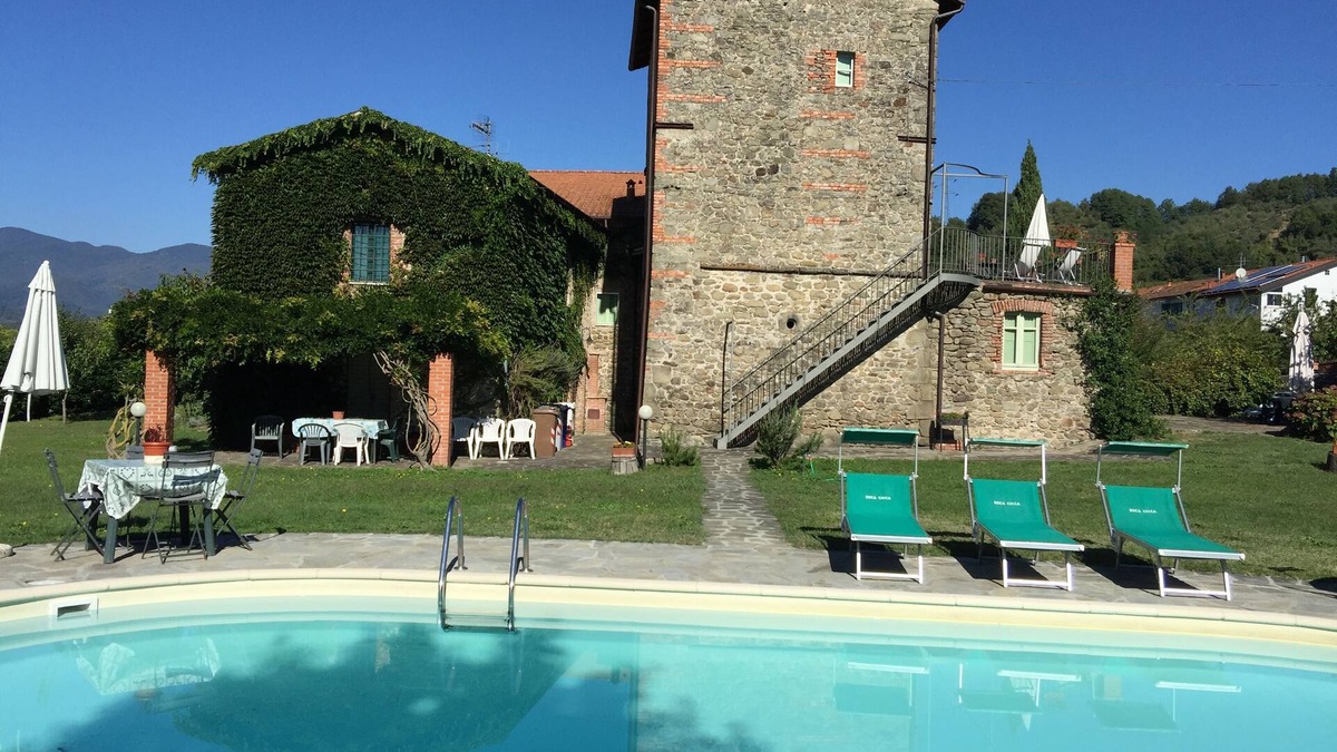 Filattiera Villa | La Casatorre di Ponticello. Casale di campagna con ampio giardino e piscina