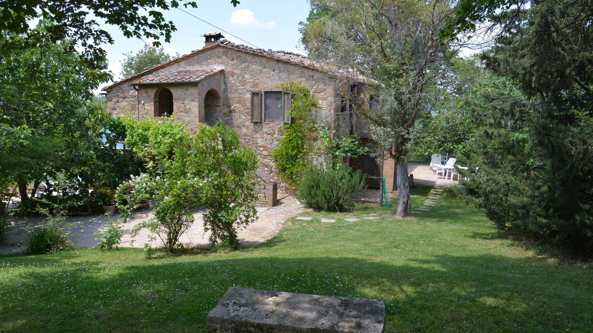 Radicondoli Apartment | LA CASINA apartment in Tuscan countryside with pool and private garden