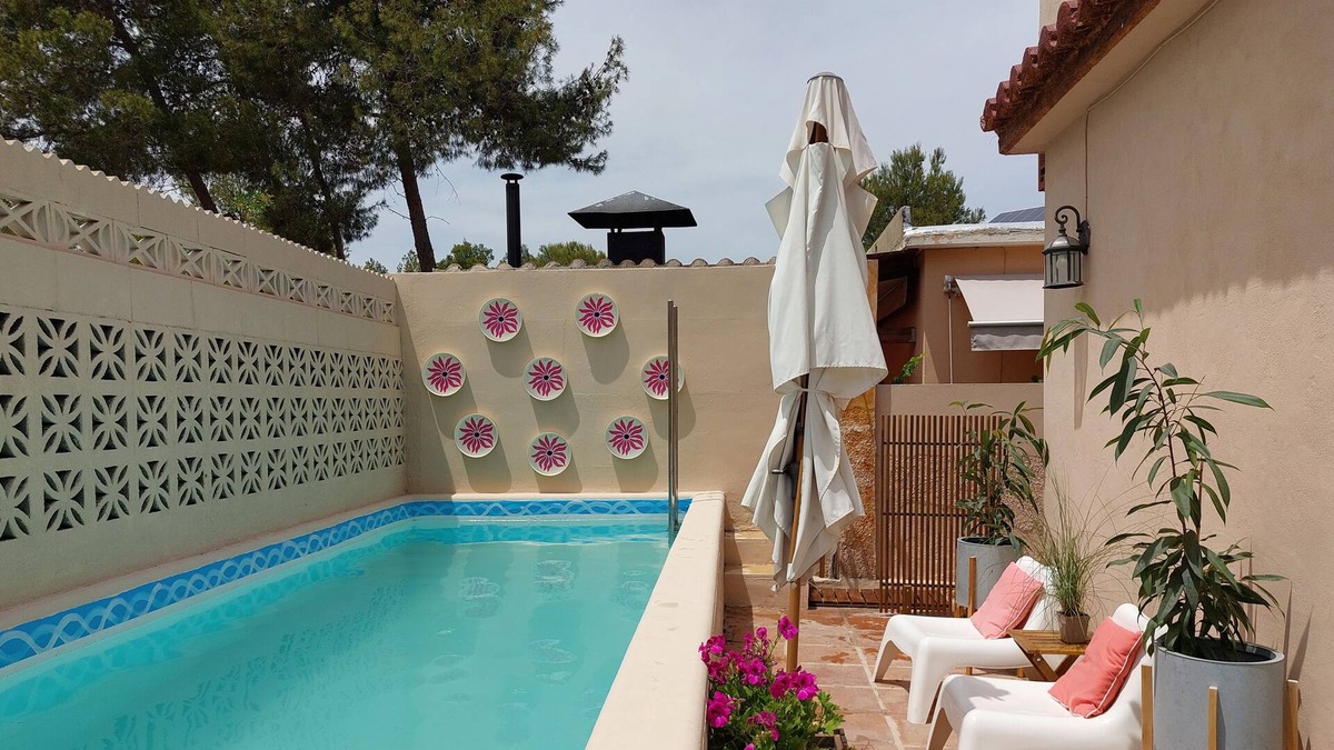 Paterna Ski Chalet | La Casita, 2 bedrooms, garden, pool and hot tub